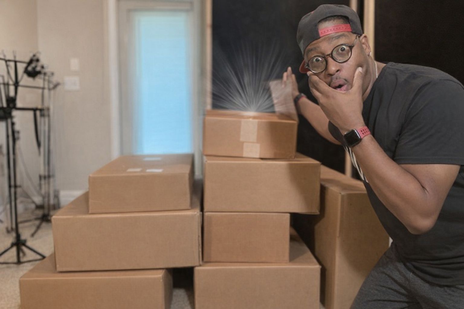 Överraskad musiker ser på en hög med paket, redo för frakt.