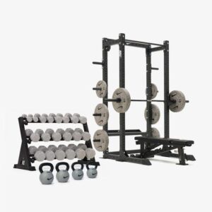 Utrustning för hemmagym med skivstångsställning, hantlar och kettlebells.